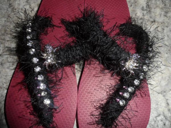 Aranha com stras e plumas,