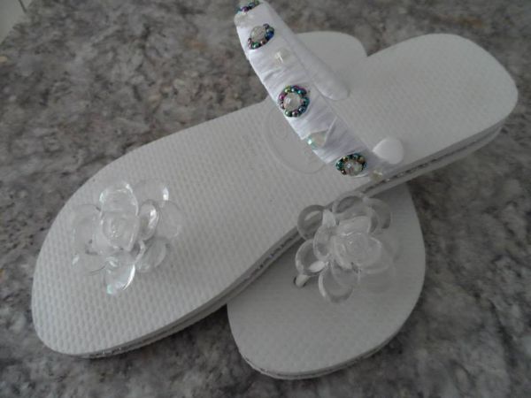 Flor transparente e stras na sola, especial dedinho